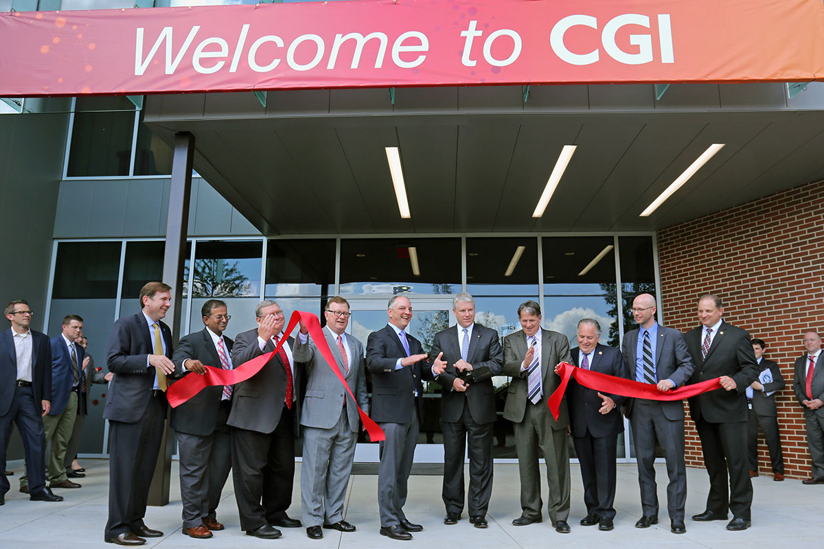 Row of Louisiana government and 鶹ҹ research officials cutting a ribbon at CGI's opening