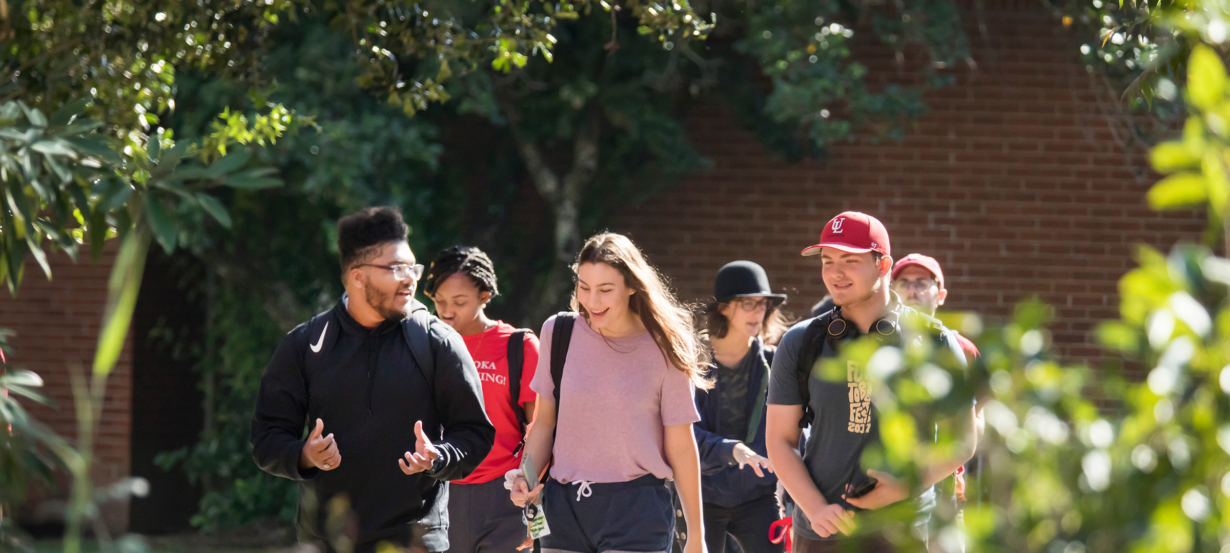 鶹ҹ students walking on campus