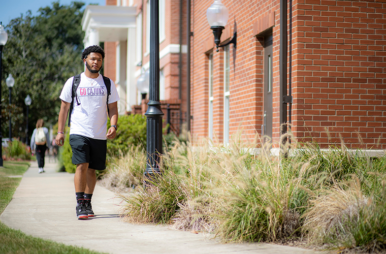 鶹ҹ student walks from residence hall to class