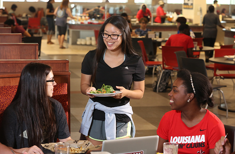 鶹ҹ students eat lunch in Cypress Dining Hall in the Student Union
