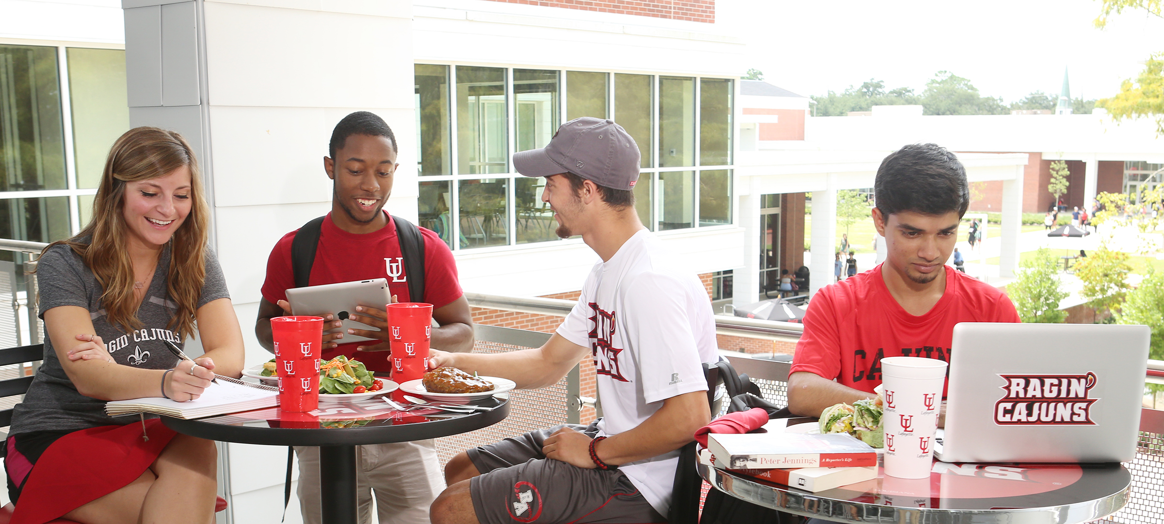 鶹ҹ students eating lunch outsite of Cypress Dining Hall