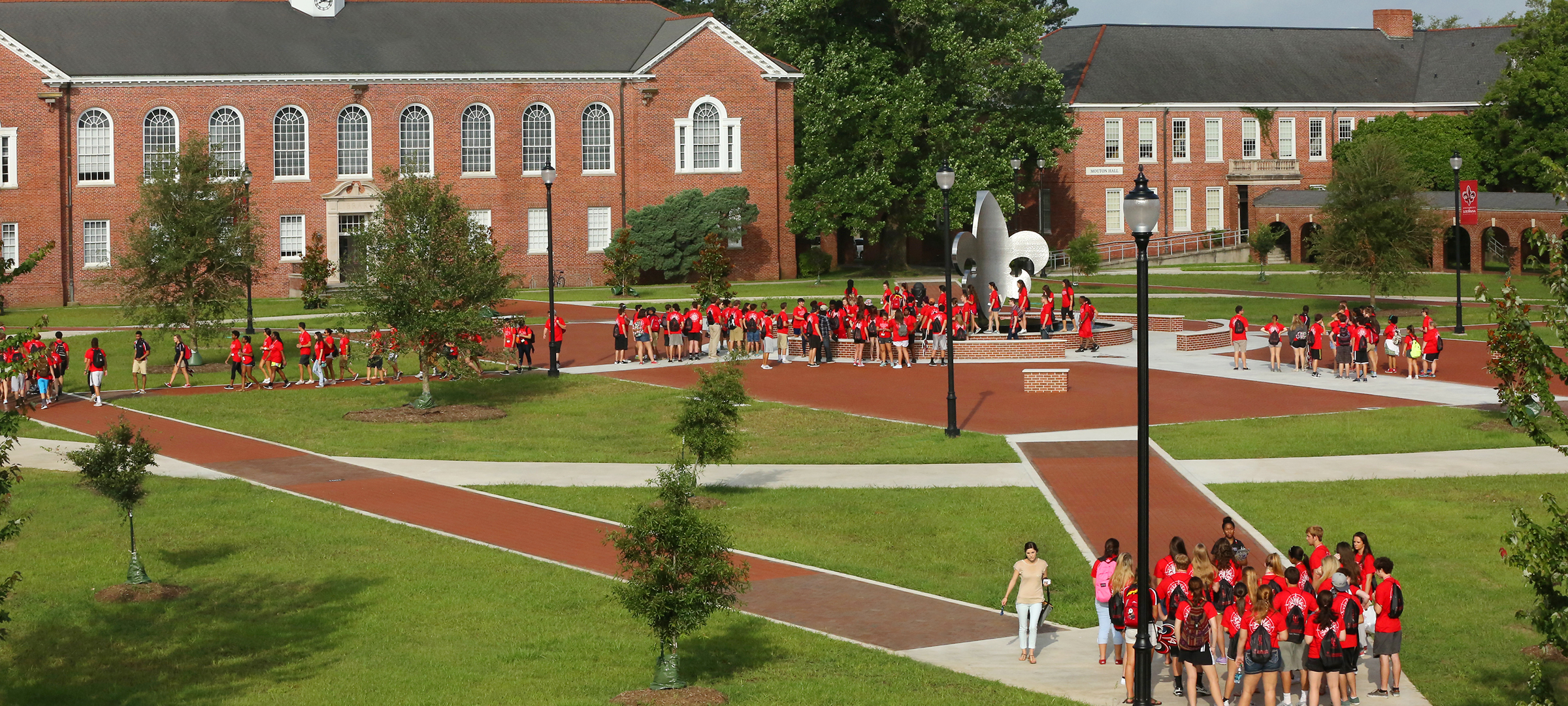 Students gather in the 鶹ҹ quad during a tour