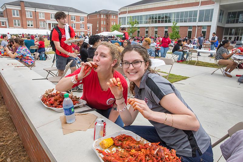 鶹ҹ students enjoying crawfish during Lagniappe Day